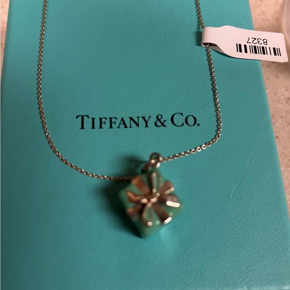 NWOT. TIFFANY & Co. GIFT CHARM on 925 16” STERLING SILVER NECKLACE Classic piece - Picture 5 of 9